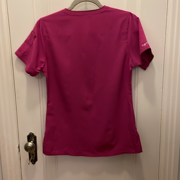 NWOT! Carhartt fushia scrub top - Picture 2 of 3